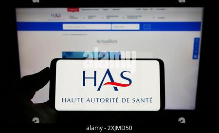 Stuttgart, Deutschland, 26.05.2022: Person mit Handy mit Logo der Gesundheitsbehörde Haute Autorite de Sante (HAS) auf dem Bildschirm vor der Webseite. Stockfoto