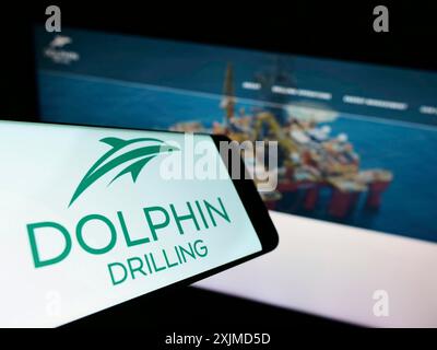 Stuttgart, 22.05.2022: Mobiltelefon mit Logo der Firma Dolphin Drilling Holdings Limited auf dem Bildschirm vor der Business-Website. Konzentrieren Sie sich auf Stockfoto