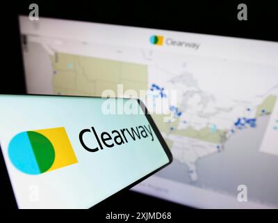 Stuttgart, 26.05.2022: Smartphone mit Logo des amerikanischen Renewables-Unternehmens Clearway Energy Inc. Auf dem Bildschirm vor der Website. Konzentrieren Sie sich auf Stockfoto