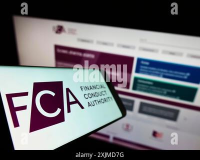 Stuttgart, Deutschland, 26.05.2022: Smartphone mit Logo der britischen Aufsichtsbehörde Financial Conduct Authority (FCA) auf dem Bildschirm vor der Website. Stockfoto