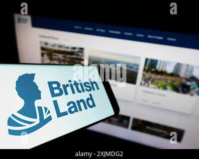 Stuttgart, 29.05.2022: Handy mit Logo der Firma The British Land Company plc auf dem Bildschirm vor der Business-Website. Konzentrieren Sie sich auf Stockfoto