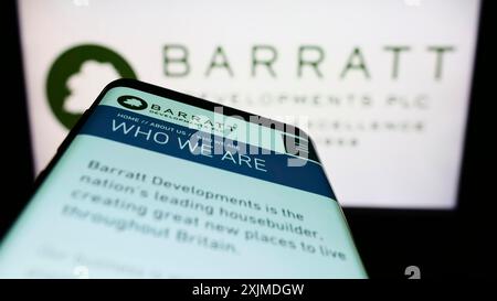 Stuttgart, 29.05.2022: Smartphone mit Webseite der Immobiliengesellschaft Barratt Developments plc auf dem Bildschirm vor dem Firmenlogo. Konzentrieren Sie sich auf Stockfoto