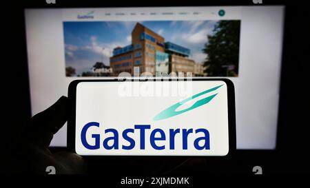 Stuttgart, Deutschland, 06.04.2022: Person mit Mobiltelefon mit Logo des niederländischen Energieunternehmens GasTerra B.V. auf dem Bildschirm vor der Webseite. Stockfoto