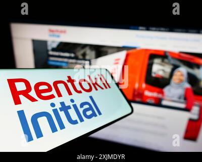 Stuttgart, Deutschland, 06.06.2022: Smartphone mit Logo des britischen Dienstleistungsunternehmens Rentokil Initial plc auf dem Bildschirm vor der Business-Website. Fokus Stockfoto