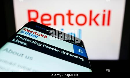 Stuttgart, Deutschland, 06.06.2022: Mobiltelefon mit Website des britischen Dienstleistungsunternehmens Rentokil Initial plc auf dem Bildschirm vor dem Firmenlogo. Fokus Stockfoto