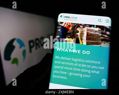 Stuttgart, Deutschland, 18.06.2022: Person, die ein Smartphone hält, mit Webseite der US-Immobiliengesellschaft Prologis Inc. Auf dem Bildschirm vor dem Logo. Konzentrieren Sie sich auf Stockfoto