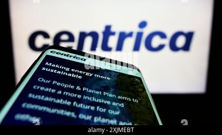 Stuttgart, Deutschland, 18.06.2022: Mobiltelefon mit Website des britischen Energieversorgers Centrica plc auf dem Bildschirm vor dem Firmenlogo. Konzentrieren Sie sich auf Stockfoto