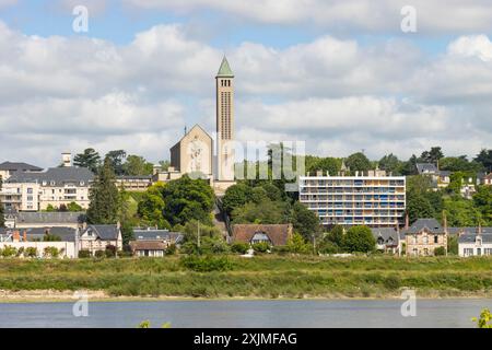 Panoramablick auf die Basilika Notre Dame de la trinité in der mittelalterlichen Stadt Blois von Vienne über das Ufer der Loire, Loir-et-Cher Frankreich Stockfoto