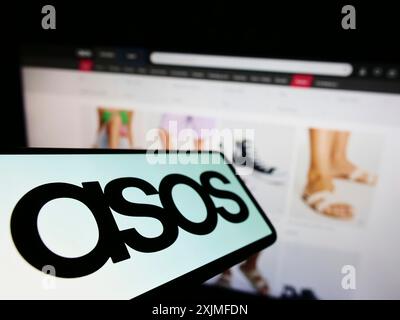 Stuttgart, 18.06.2022: Handy mit Logo des britischen Modeeinzelhandelsunternehmens ASOS plc auf dem Bildschirm vor der Business-Website. Konzentrieren Sie sich auf Stockfoto