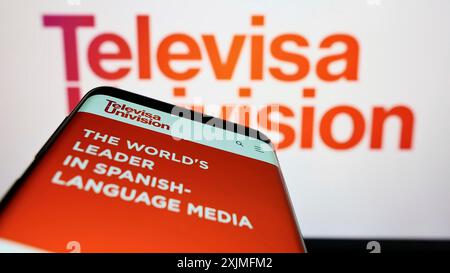 Stuttgart, 19.06.2022: Smartphone mit Website des Medienunternehmens TelevisaUnivision Inc. Auf dem Bildschirm vor dem Firmenlogo. Konzentrieren Sie sich auf Stockfoto