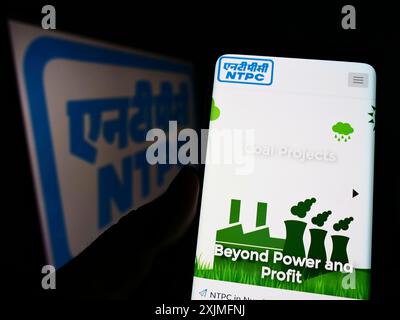 Stuttgart, Deutschland, 19.06.2022: Person, die ein Mobiltelefon hält, mit Website der National Thermal Power Corporation Limited (NTPC) auf dem Bildschirm mit Logo. Fokus Stockfoto