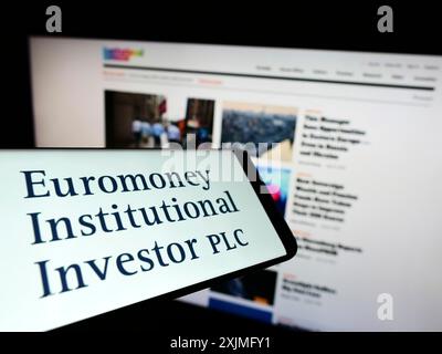 Stuttgart, Deutschland, 07.03.2022: Smartphone mit Logo der Firma Euromoney Institutional Investor plc auf dem Bildschirm vor der Website. Konzentrieren Sie sich auf Stockfoto