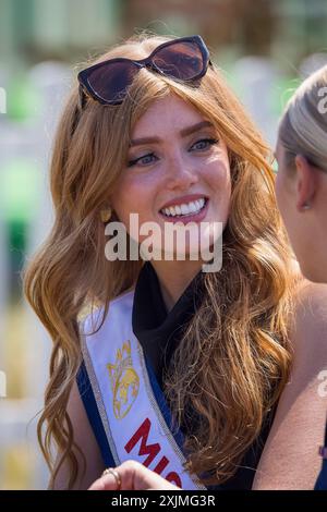 Fairford, Großbritannien. Juli 2024. Miss America und Miss UK wurden heute in einer ganz anderen Umgebung als Schönheitswettbewerbe vereint. Die beiden trafen sich bei der Royal International Air Tattoo im RAF Fairford in Gloucestershire. Miss UK Jessica Gagen ist Model und Aerospace Engineering Graduate und Miss America Maddison Marsh ist ein dienstendes Mitglied der American Air Force, wo sie als Pilotin ausbildet. Jessica nutzt ihre Plattform als Miss UK, um junge Mädchen zu einer Karriere in MINT (Science Technology Engineering and Maths) zu ermutigen. Credit: David Betteridge/Alamy Live News Stockfoto