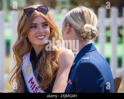 Fairford, Großbritannien. Juli 2024. Miss America und Miss UK wurden heute in einer ganz anderen Umgebung als Schönheitswettbewerbe vereint. Die beiden trafen sich bei der Royal International Air Tattoo im RAF Fairford in Gloucestershire. Miss UK Jessica Gagen ist Model und Aerospace Engineering Graduate und Miss America Maddison Marsh ist ein dienstendes Mitglied der American Air Force, wo sie als Pilotin ausbildet. Jessica nutzt ihre Plattform als Miss UK, um junge Mädchen zu einer Karriere in MINT (Science Technology Engineering and Maths) zu ermutigen. Credit: David Betteridge/Alamy Live News Stockfoto