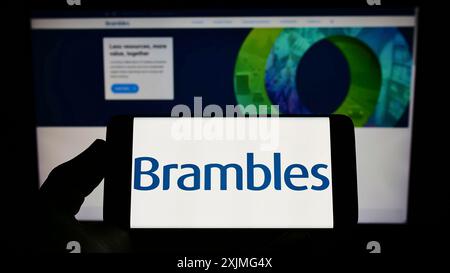 Stuttgart, Deutschland, 07.03.2022: Person, die ein Smartphone mit dem Logo des australischen Dienstleistungsunternehmens Brambles Limited auf dem Bildschirm vor der Website hält. Stockfoto