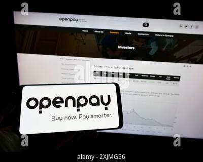 Stuttgart, Deutschland, 07.03.2022: Person, die ein Smartphone mit dem Logo des australischen Fintech-Unternehmens Openpay Group Limited auf dem Bildschirm hält Stockfoto