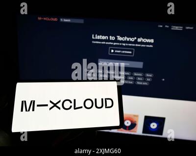 Stuttgart, Deutschland, 07.03.2022: Person, die ein Smartphone mit dem Logo des britischen Musikstreamingunternehmens Mixcloud Limited auf dem Bildschirm hält Stockfoto