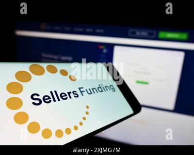 Stuttgart, Deutschland, 07.03.2022: Smartphone mit Logo des amerikanischen Fintech-Unternehmens SellersFunding Corp. Auf dem Bildschirm vor der Business-Website. Fokus Stockfoto