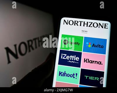 Stuttgart, Deutschland, 07.03.2022: Person, die ein Handy hält, mit Webseite der britischen Risikokapitalgesellschaft Northzone vor dem Logo. Fokus Stockfoto