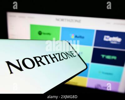 Stuttgart, Deutschland, 07.03.2022: Handy mit Logo der britischen Risikokapitalgesellschaft Northzone auf dem Bildschirm vor der Business-Website. Konzentrieren Sie sich auf Stockfoto
