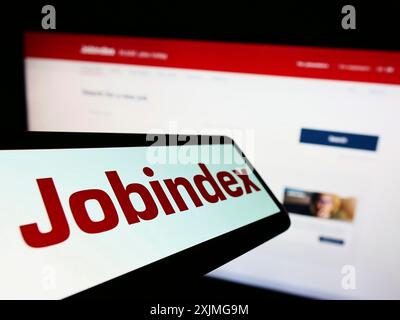 Stuttgart, Deutschland, 07.03.2022: Mobiltelefon mit Logo der dänischen Rekrutierungsplattform jobIndex auf dem Bildschirm vor der Business-Website. Stockfoto