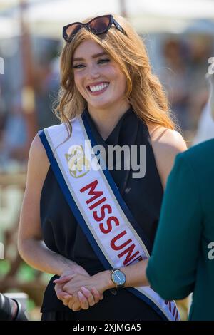 Fairford, Großbritannien. Juli 2024. Miss America und Miss UK wurden heute in einer ganz anderen Umgebung als Schönheitswettbewerbe vereint. Die beiden trafen sich bei der Royal International Air Tattoo im RAF Fairford in Gloucestershire. Miss UK Jessica Gagen ist Model und Aerospace Engineering Graduate und Miss America Maddison Marsh ist ein dienstendes Mitglied der American Air Force, wo sie als Pilotin ausbildet. Jessica nutzt ihre Plattform als Miss UK, um junge Mädchen zu einer Karriere in MINT (Science Technology Engineering and Maths) zu ermutigen. Credit: David Betteridge/Alamy Live News Stockfoto