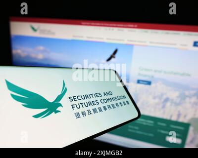 Stuttgart, Deutschland, 07.10.2022: Mobiltelefon mit Logo der Hong Kong Securities and Futures Commission (SFC) auf dem Bildschirm vor der Website. Konzentrieren Sie sich auf Stockfoto