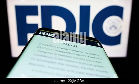 Stuttgart, 10.07.2022: Mobiltelefon mit Website der American Federal Deposit Insurance Corporation (FDIC) auf dem Bildschirm vor dem Logo. Fokus Stockfoto
