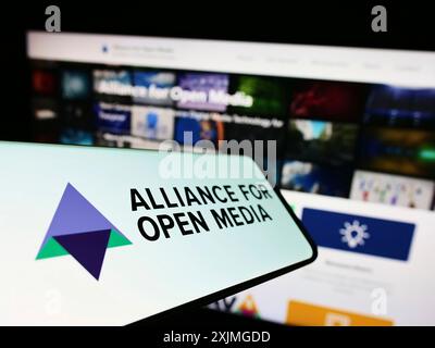Stuttgart, 10.07.2022: Mobiltelefon mit Logo des Konsortiums Alliance for Open Media (AOMedia) auf dem Bildschirm vor der Website. Konzentrieren Sie sich auf Stockfoto
