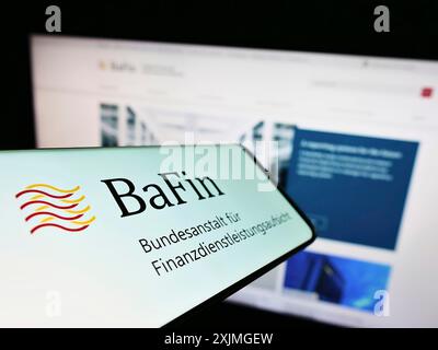 Stuttgart, 15.07.2022: Smartphone mit Logo der deutschen Finanzaufsichtsbehörde BaFin auf dem Bildschirm vor der Website. Konzentrieren Sie sich auf die Mitte Stockfoto