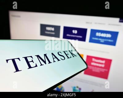 Stuttgart, 15.07.2022: Smartphone mit Logo der Firma Temasek Holdings Private Limited auf dem Bildschirm vor der Business-Website. Konzentrieren Sie sich auf Stockfoto