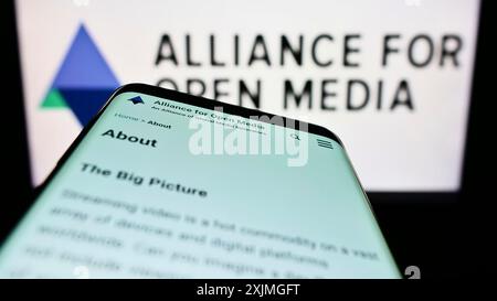 Stuttgart, 10.07.2022: Smartphone mit Website des Konsortiums Alliance for Open Media (AOMedia) auf dem Bildschirm vor dem Geschäftslogo. Konzentrieren Sie sich auf Stockfoto