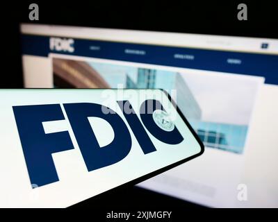 Stuttgart, Deutschland, 10.07.2022: Smartphone mit Logo der American Federal Deposit Insurance Corporation (FDIC) auf dem Bildschirm vor der Website. Konzentrieren Sie sich auf Stockfoto