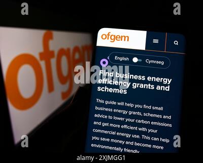 Stuttgart, Deutschland, 15.07.2022: Person, die ein Mobiltelefon hält, mit Website des Büros für Gas- und Elektrizitätsmärkte (Ofgem) auf dem Bildschirm mit Logo. Konzentrieren Sie sich auf Stockfoto