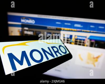 Stuttgart, 15.07.2022: Mobiltelefon mit Logo des amerikanischen Automobildienstleisters Monro Inc. Auf dem Bildschirm vor der Business-Website. Fokus Stockfoto