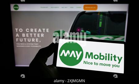 Stuttgart, Deutschland, 16.07.2022: Person mit Smartphone mit Logo des US-amerikanischen Autonome Fahrers May Mobility Inc. Auf dem Bildschirm vor der Website. Stockfoto