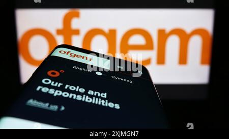 Stuttgart, 15.07.2022: Smartphone mit Webseite des Büros für Gas- und Strommärkte (Ofgem) vor dem Logo. Konzentrieren Sie sich auf Stockfoto