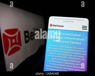 Stuttgart, Deutschland, 16.07.2022: Person, die ein Smartphone hält, mit Webseite des chinesischen Biotechnologie-Unternehmens Beigene Ltd. Auf dem Bildschirm vor dem Logo. Stockfoto