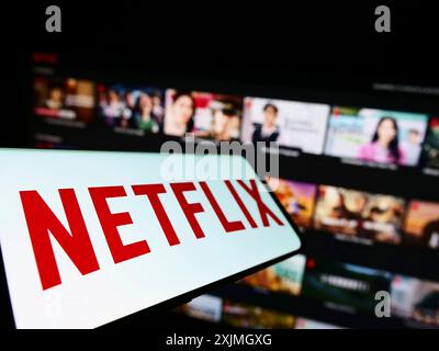 Stuttgart, 16.07.2022: Smartphone mit Logo des amerikanischen Video-Streaming-Unternehmens Netflix Inc. Auf dem Bildschirm vor der Business-Website. Fokus Stockfoto