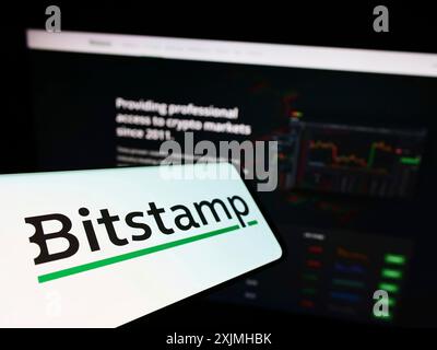 Stuttgart, 23.07.2022: Smartphone mit Logo der Kryptowährungsbörse Bitstamp Ltd. Auf dem Bildschirm vor der Website. Konzentrieren Sie sich auf Stockfoto