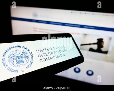 Stuttgart, 24.07.2022: Smartphone mit Logo der American International Trade Commission (USITC) auf dem Bildschirm vor der Website. Konzentrieren Sie sich auf Stockfoto