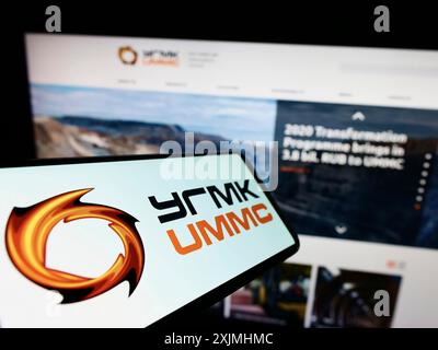 Stuttgart, 24.07.2022: Smartphone mit Logo der Ural Mining and Metallurgical Company (UMMC) auf dem Bildschirm vor der Website. Konzentrieren Sie sich auf Stockfoto