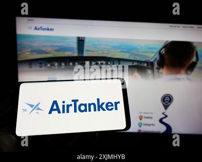 Stuttgart, 24.07.2022: Person, die ein Mobiltelefon mit dem Logo des britischen Unternehmens AirTanker Services Limited auf dem Bildschirm vor dem Geschäft hält Stockfoto