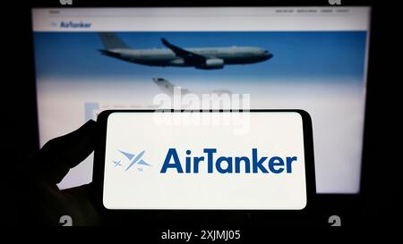 Stuttgart, 24.07.2022: Person, die ein Smartphone mit dem Logo des britischen Unternehmens AirTanker Services Limited auf dem Bildschirm vor der Website hält. Stockfoto