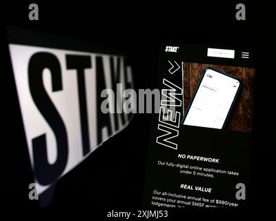 Stuttgart, 24.07.2022: Person, die ein Mobiltelefon hält, mit Webseite der Firma Stakeshop Pty. Ltd. (Stake, Hellostakt) auf dem Bildschirm mit Logo. Fokus Stockfoto