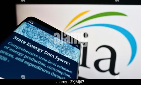 Stuttgart, Deutschland, 07-30-2022: Mobiltelefon mit Webseite der US Energy Information Administration (EIA) auf dem Bildschirm vor dem Logo. Fokus oben links Stockfoto