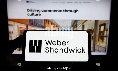 Stuttgart, Deutschland, 07-30-2022: Person, die ein Smartphone mit dem Logo des Marketing-Kommunikationsunternehmens Weber Shandwick auf dem Bildschirm hält Stockfoto