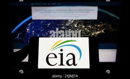 Stuttgart, Deutschland, 07-30-2022: Person, die ein Smartphone mit dem Logo der US Energy Information Administration (EIA) auf dem Bildschirm vor der Website hält. Stockfoto