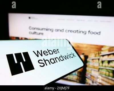 Stuttgart, Deutschland, 07-30-2022: Smartphone mit Logo des Marketing-Kommunikationsunternehmens Weber Shandwick auf dem Bildschirm vor der Website. Konzentrieren Sie sich auf Stockfoto