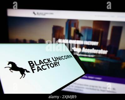 Stuttgart, Deutschland, 07-31-2022: Mobiltelefon mit Logo der amerikanischen Risikokapitalgesellschaft Black Unicorn Factory auf dem Bildschirm vor der Website. Fokus Stockfoto